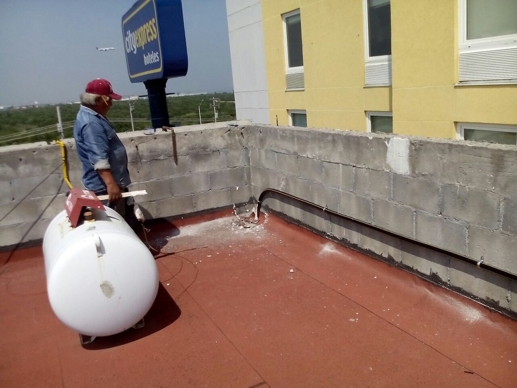 Trabajo de instalación de Gas con cilindros LP en terrazas de cadena hotelera